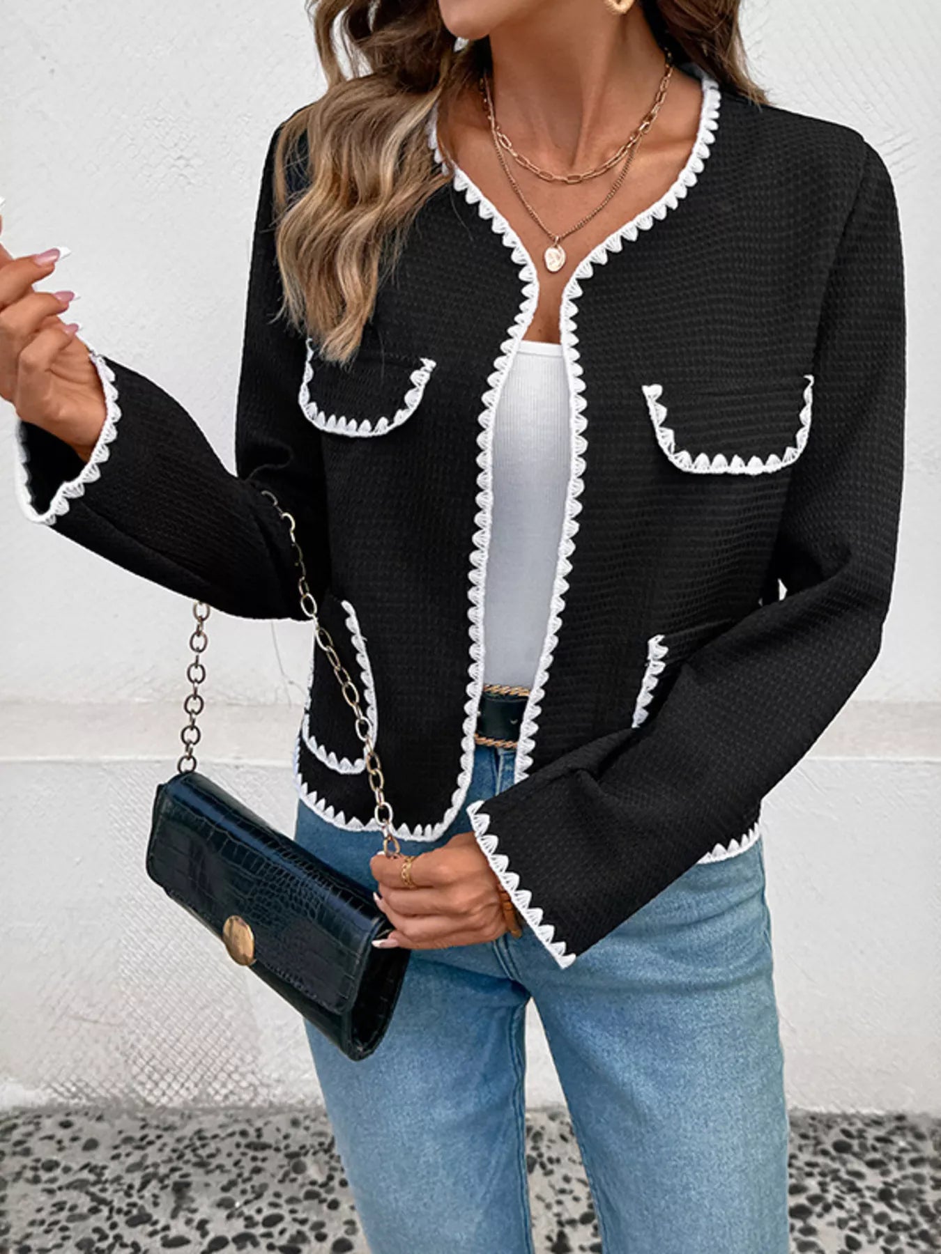 Klara - Stilren jacka med kontrasttrim och öppet fram