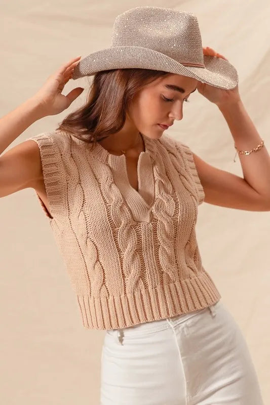 Tindra - Stickad Väst Med Kabelstickning Och Skuren Hals