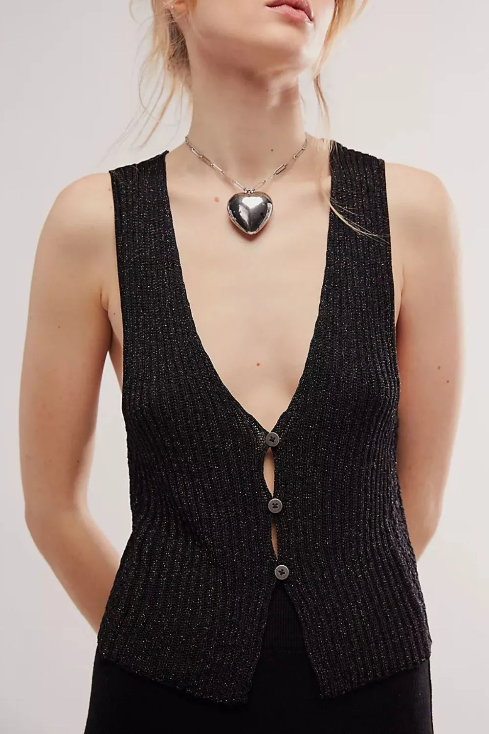 Ida - v-halsad stickad väst med knappar och stretchig form