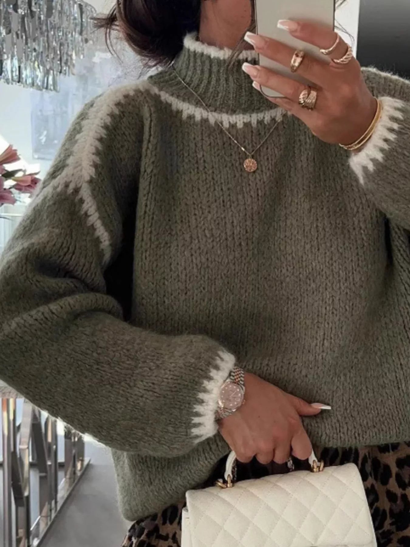 Mia - kontrastkantad polotröja med långa ärmar och passform