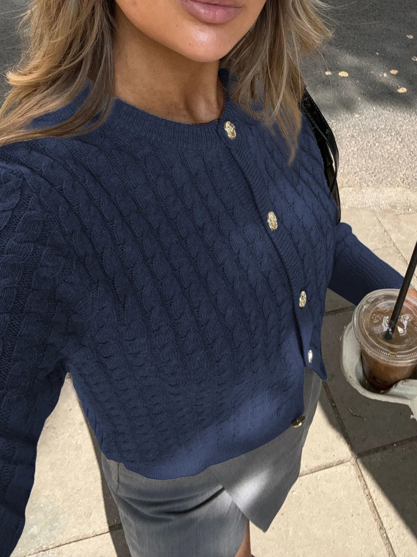 Elin - Kabelstickad kofta med knappar och stretchig passform