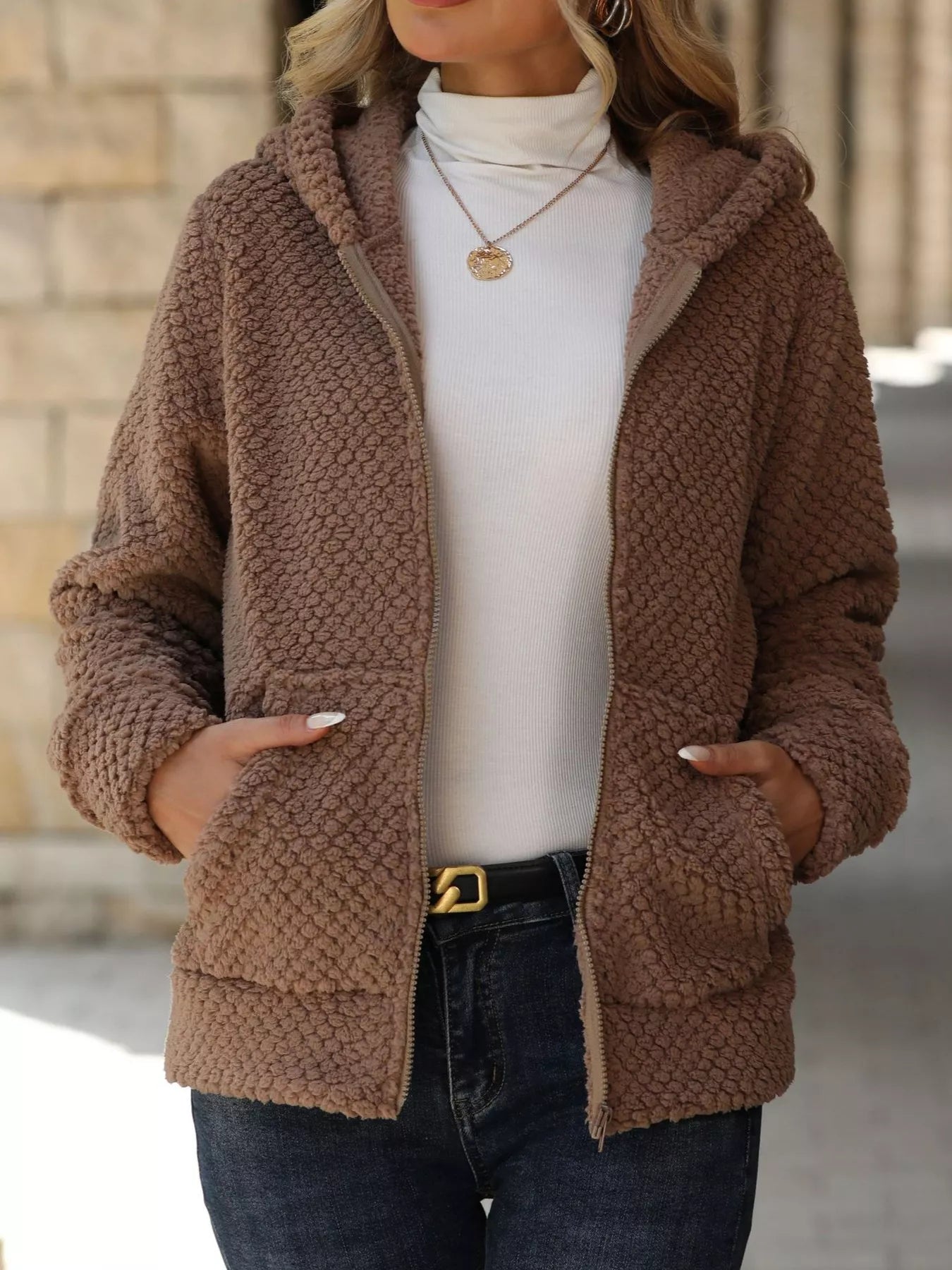 Nora - Texturerad stickad jacka med dragkedja och huva