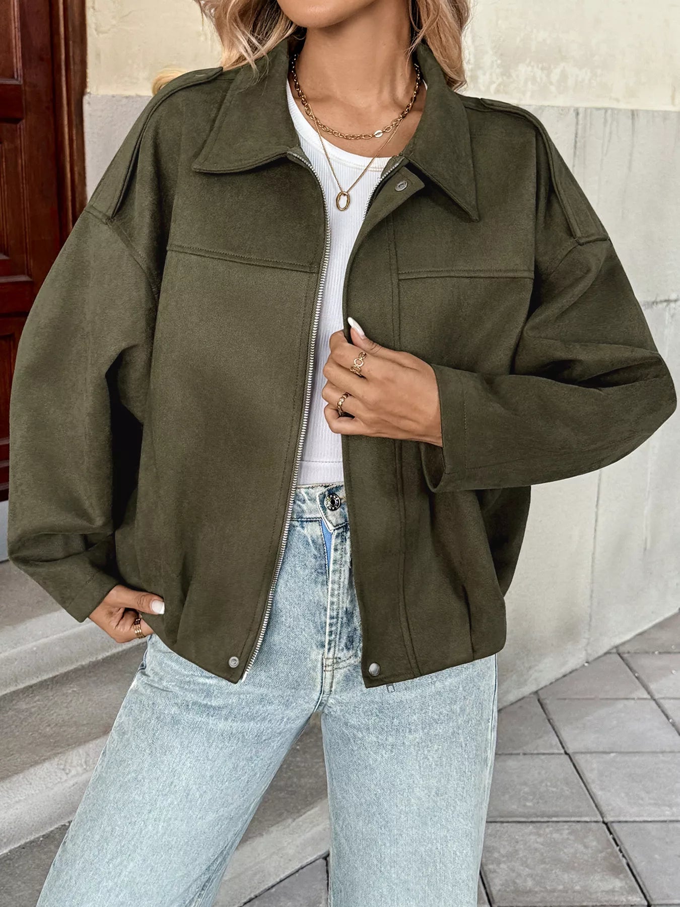 Alexandra - Dragkedjejacka med drop-axlar och knappstängning