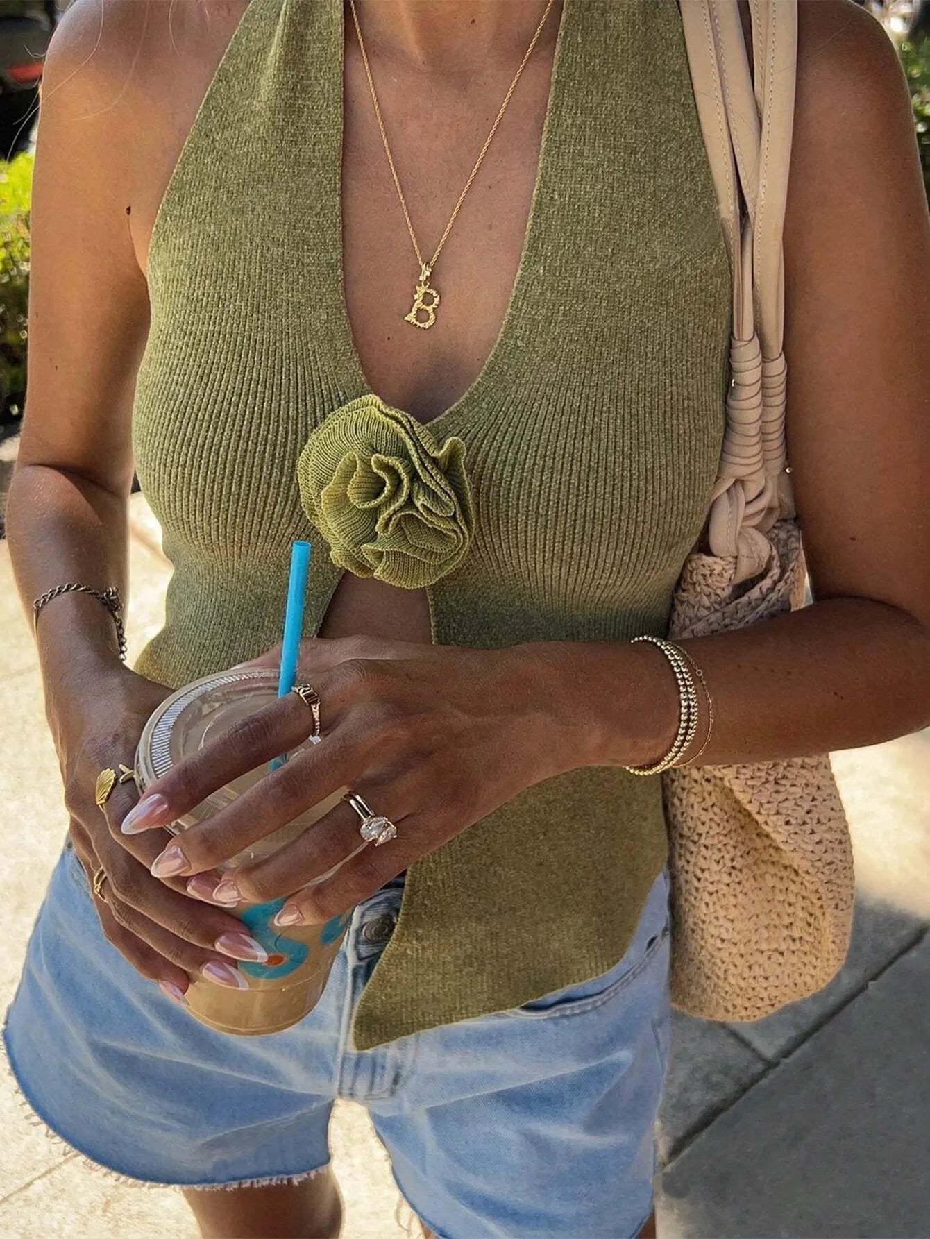 Yrsa - v-ringad ribbad stickad väst med blomdetalj