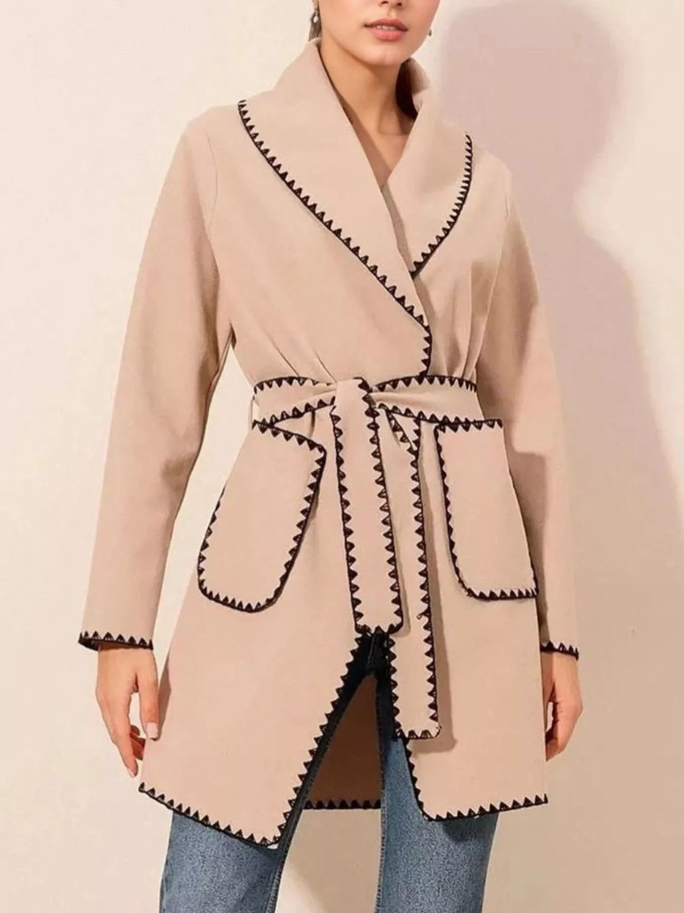 Jasmin - Stilren kappa med kontrastkant och dragsko i midjan