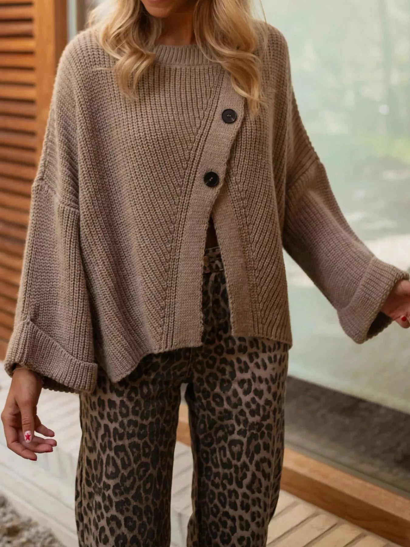 Klara - damtröja med asymmetrisk knappdetalj och elastisk
