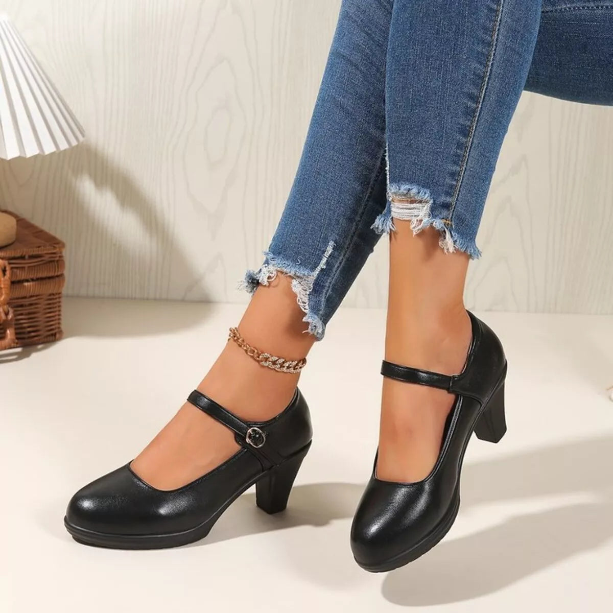 Annelie - Pumps med blockklack och spänne i pu-läder passform