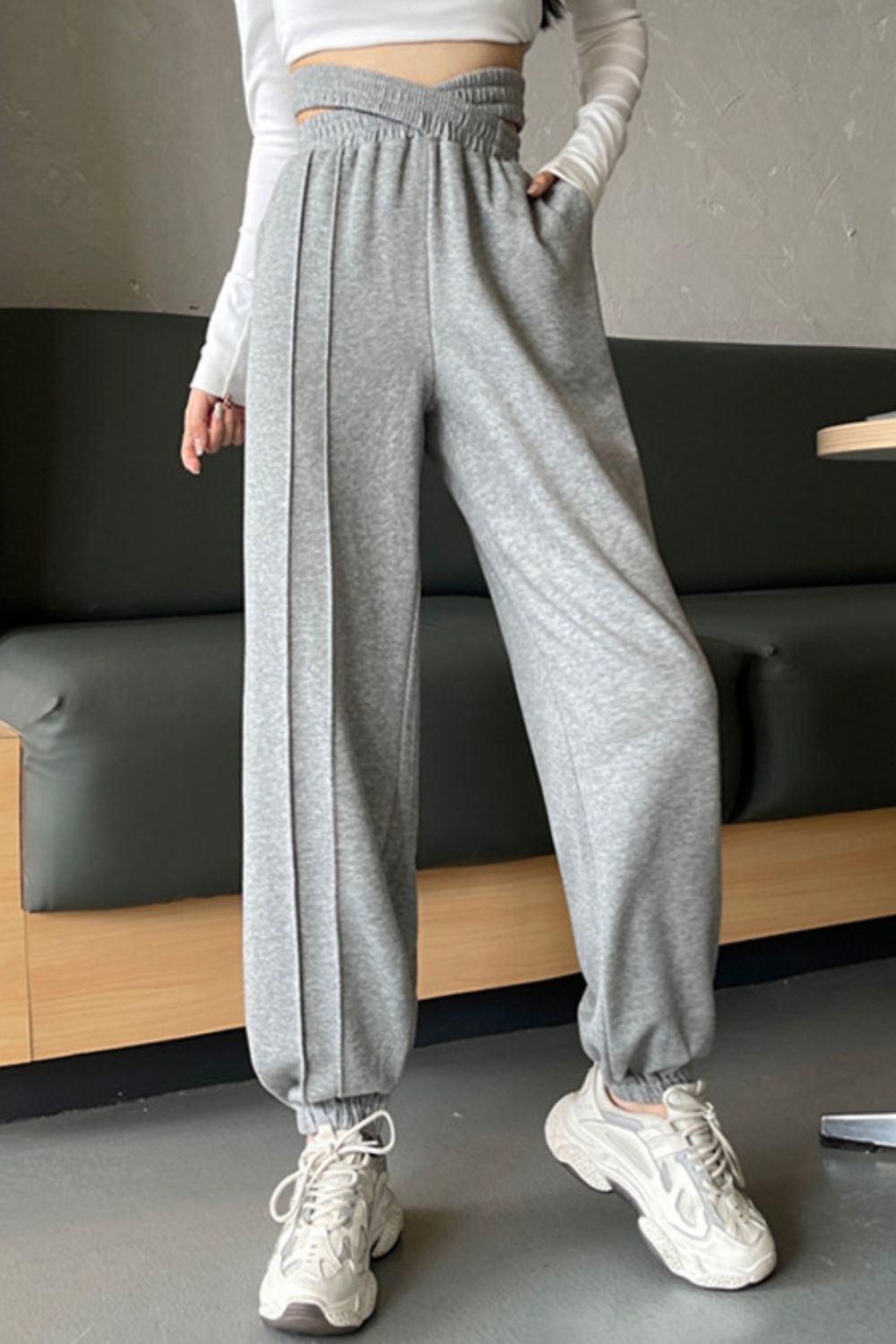 Anette - Lång mjukisbyxa med korsade detaljer och hög midja