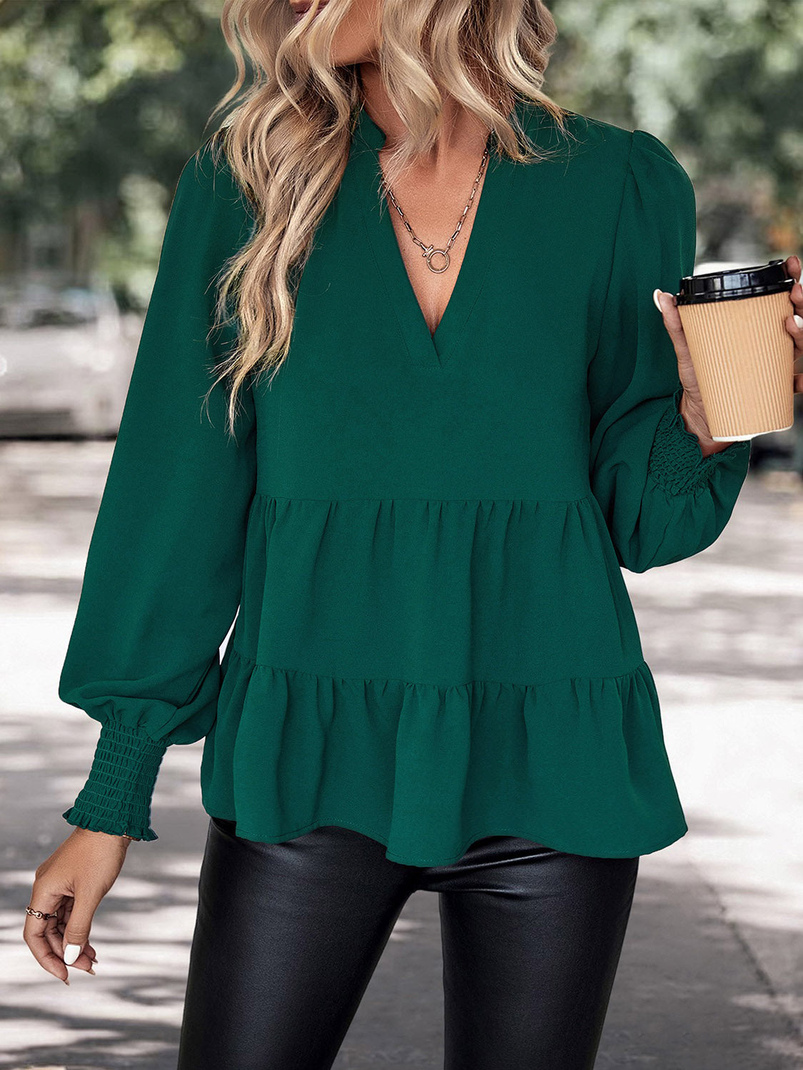 Klara - stilren blus med ballongärmar och halsdetalj
