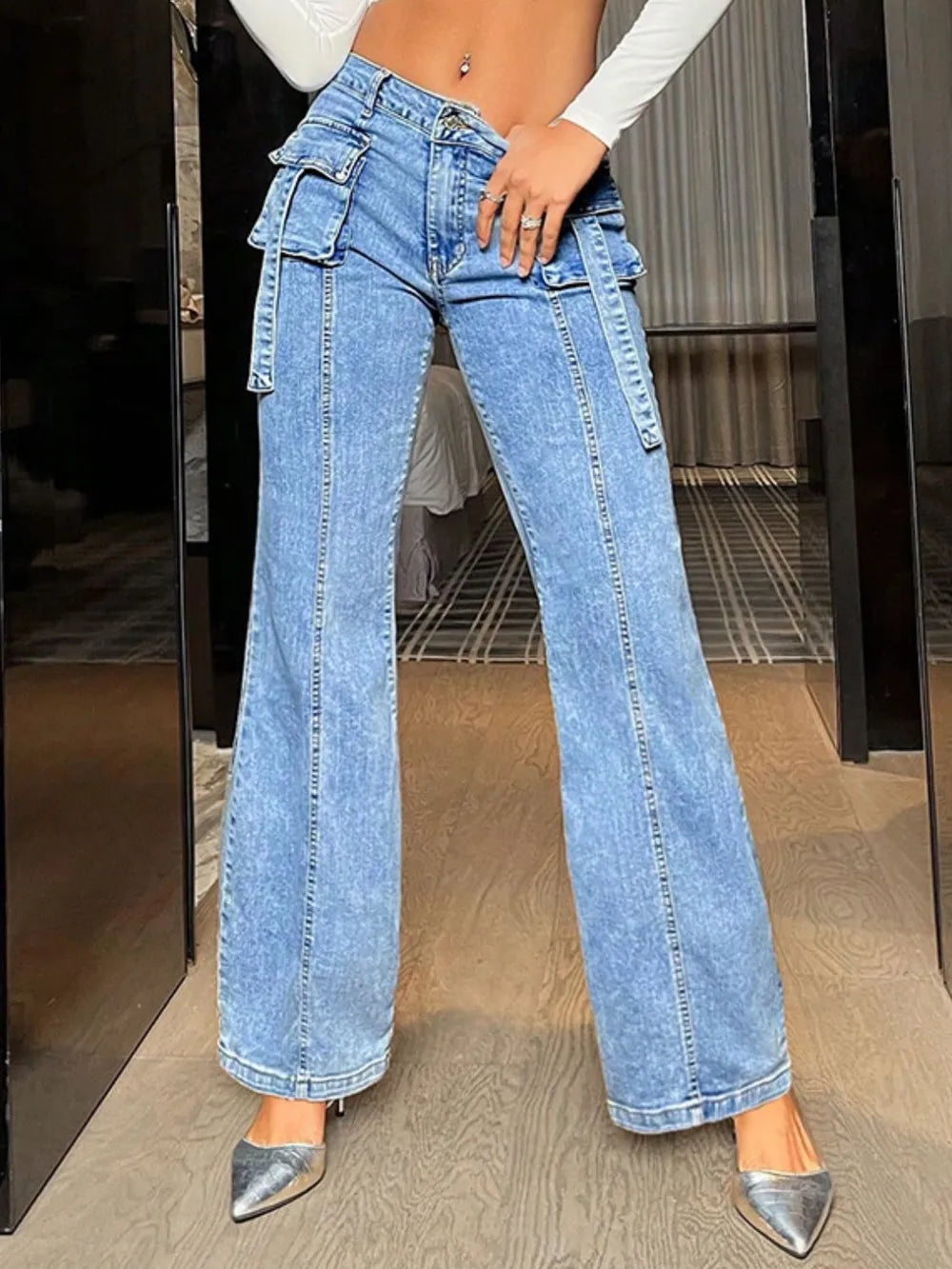 Tilda - Halvhöga raka jeans med cargofickor och stretchig