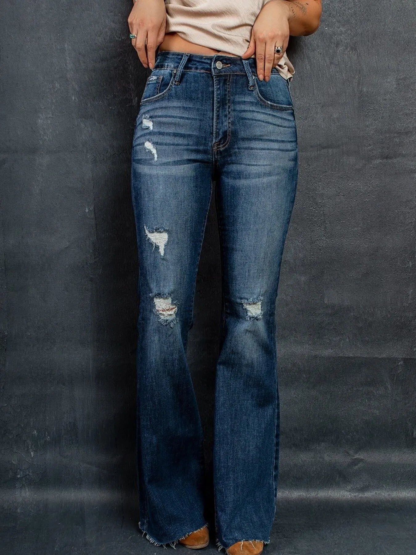 Hilda - Slitna högmidjade utsvängda jeans med fickor