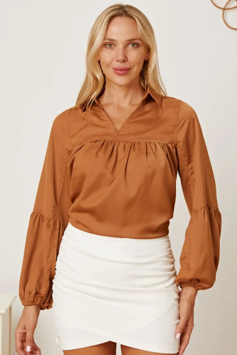 Iris - blus med ballongärmar och krage i polyester