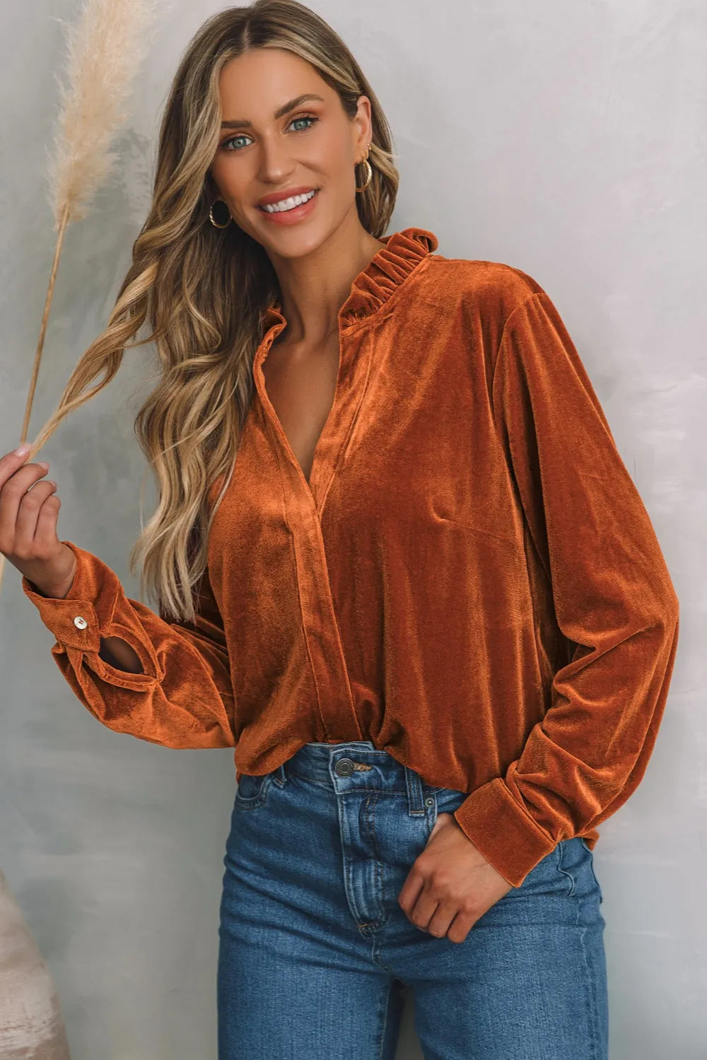 Svea - blus med volangkant och långärmad passform elegant