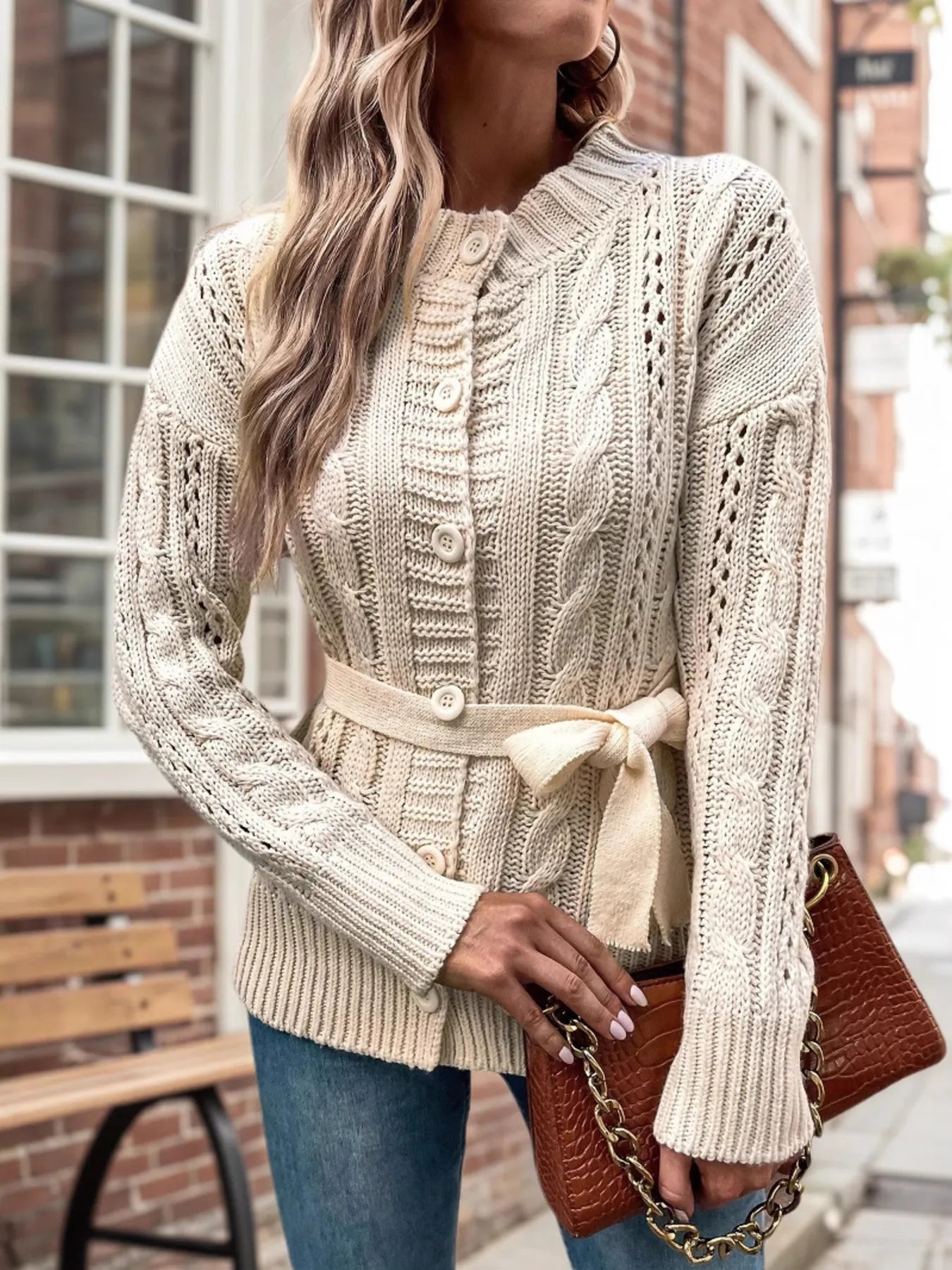 Veronica - Kabelstickad cardigan med knappar och bälte