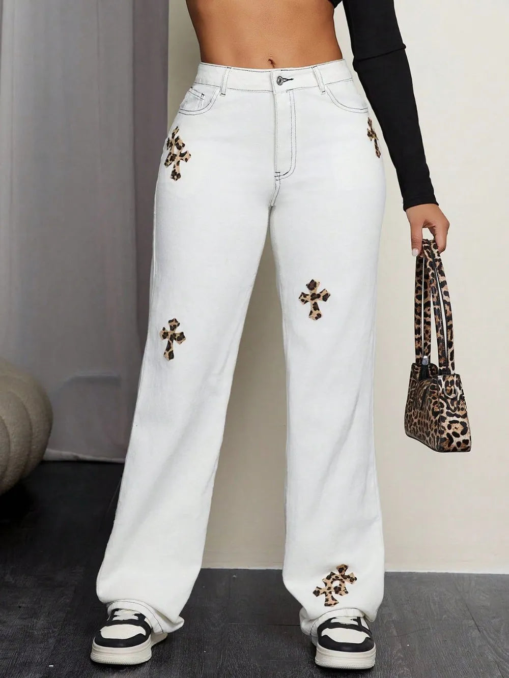 Tove - Leopardmönstrade raka jeans med korsdetalj moderna