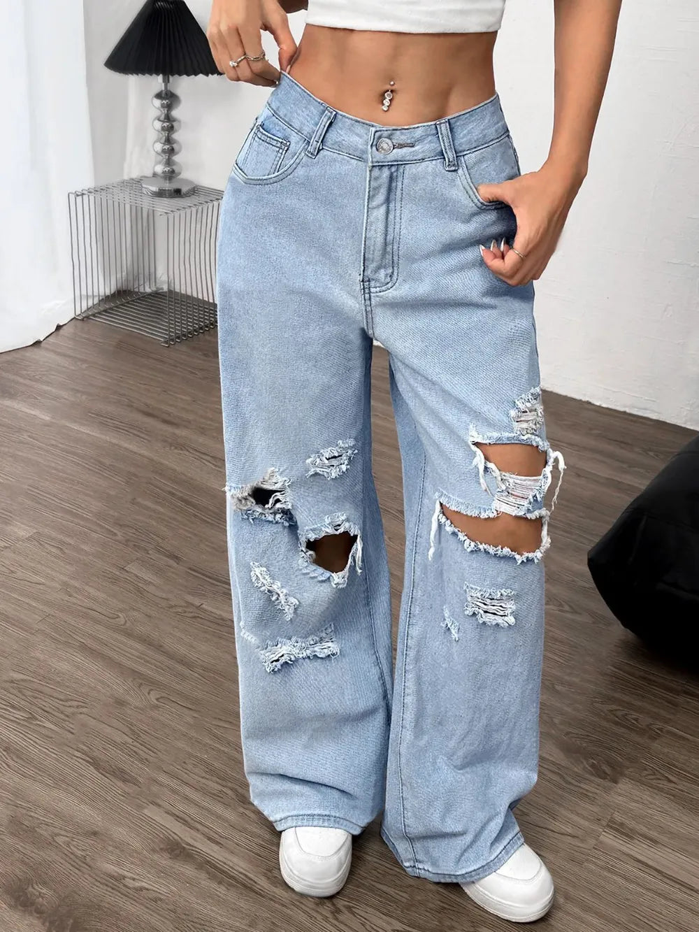 Ronja - Slitna vida jeans med rymliga fickor och knappar